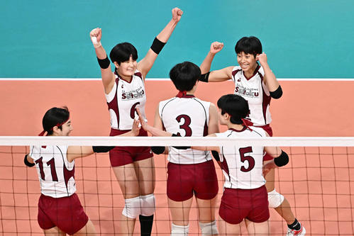 下北沢成徳対誠英　ポイントを奪い喜ぶ下北沢成徳・イェーモン（後方右）ら選手たち（撮影・滝沢徹郎）