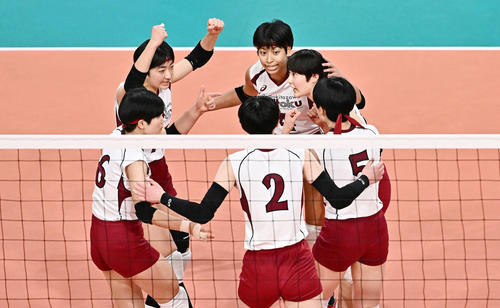 下北沢成徳対誠英　ポイントを奪い喜ぶ下北沢成徳・イェーモン（後方中央）ら選手たち（撮影・滝沢徹郎）