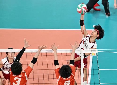 下北沢成徳対誠英　スパイクを放つ下北沢成徳・イェーモン（右）（撮影・滝沢徹郎）