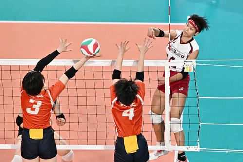 下北沢成徳対誠英　スパイクを放つ下北沢成徳・イェーモン（右）（撮影・滝沢徹郎）