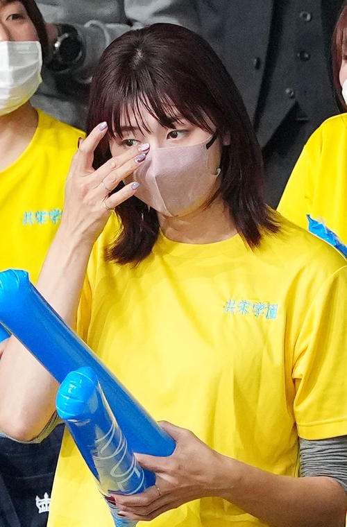 共栄学園対東九州龍谷　スタンドで涙を拭う共栄学園・秋本の母の大友愛さん（撮影・横山健太）