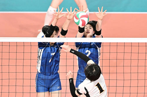 長岡商対金蘭会　ブロックする金蘭会・西村（右）（撮影・滝沢徹郎）