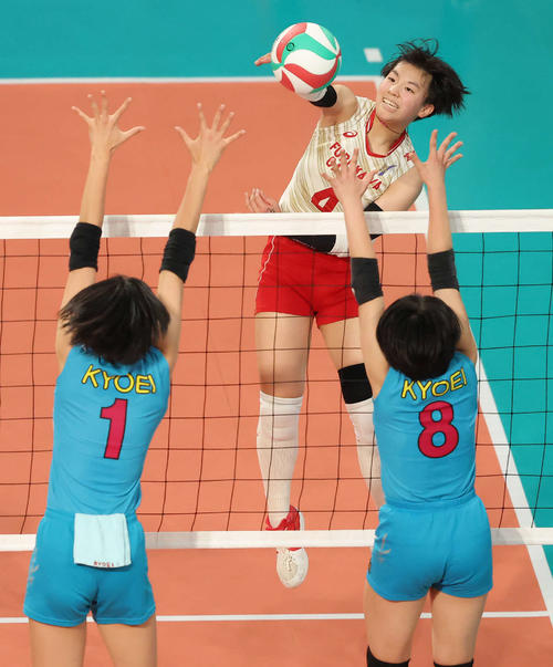 共栄学園対古川学園　第2セット、スパイクを放つ古川学園・中山（撮影・河田真司）