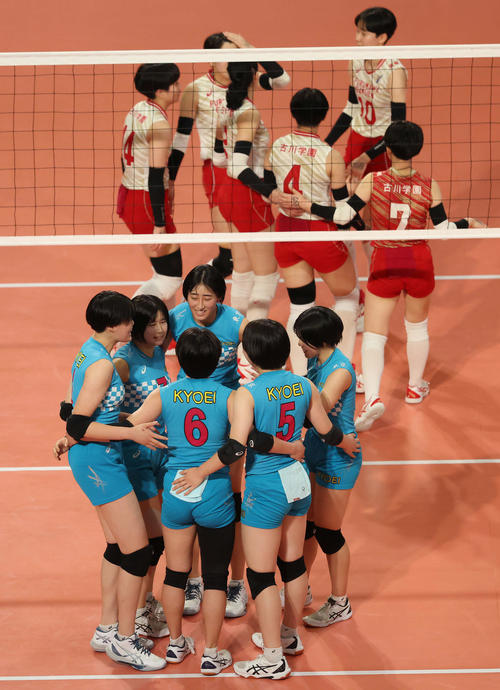 共栄学園対古川学園　第2セット、ポイントし集まる共栄学園の選手たち（撮影・河田真司）