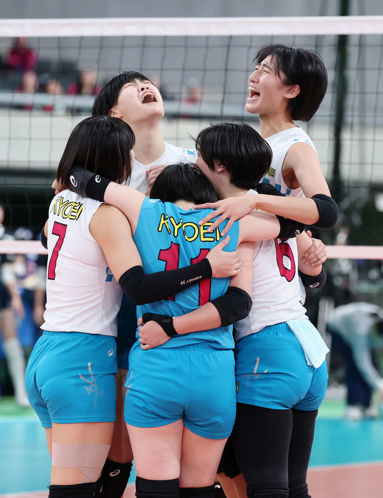 就実対共栄学園　決勝進出を決め喜ぶ共栄学園の選手たち、右は秋本（撮影・鈴木正人）