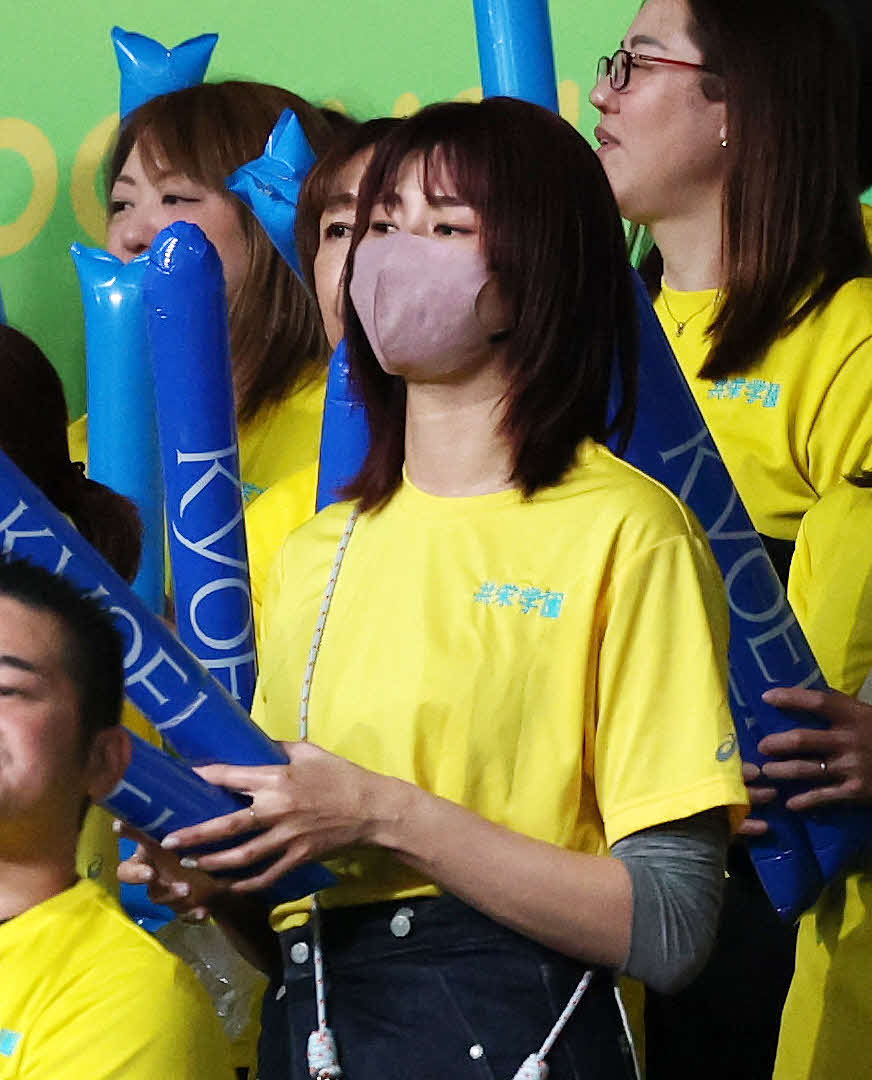 就実対共栄学園　共栄学園・秋本美空を応援する母の愛さん（撮影・鈴木正人）