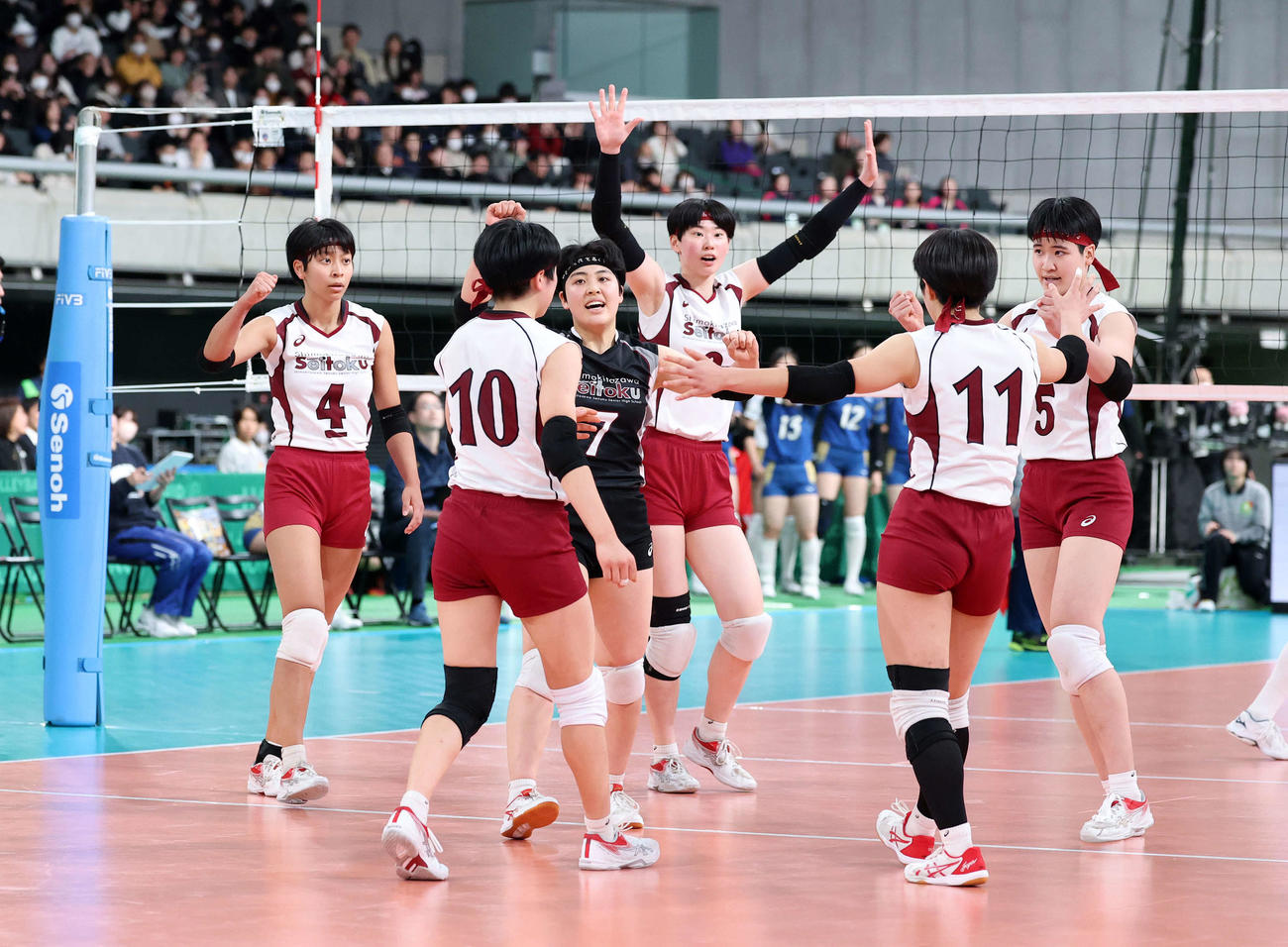 下北沢成徳対金蘭会　第5セット、得点を奪い喜ぶ下北沢成徳の選手たち（撮影・鈴木正人）