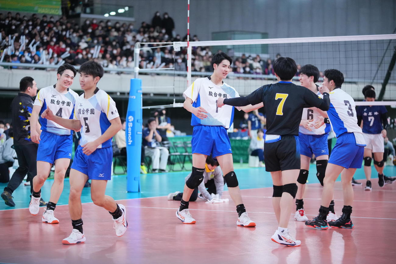駿台学園対市尼崎　第3セット、得点に喜ぶ駿台学園・川野（中央）、桜井（左）ら選手たち（撮影・垰建太）
