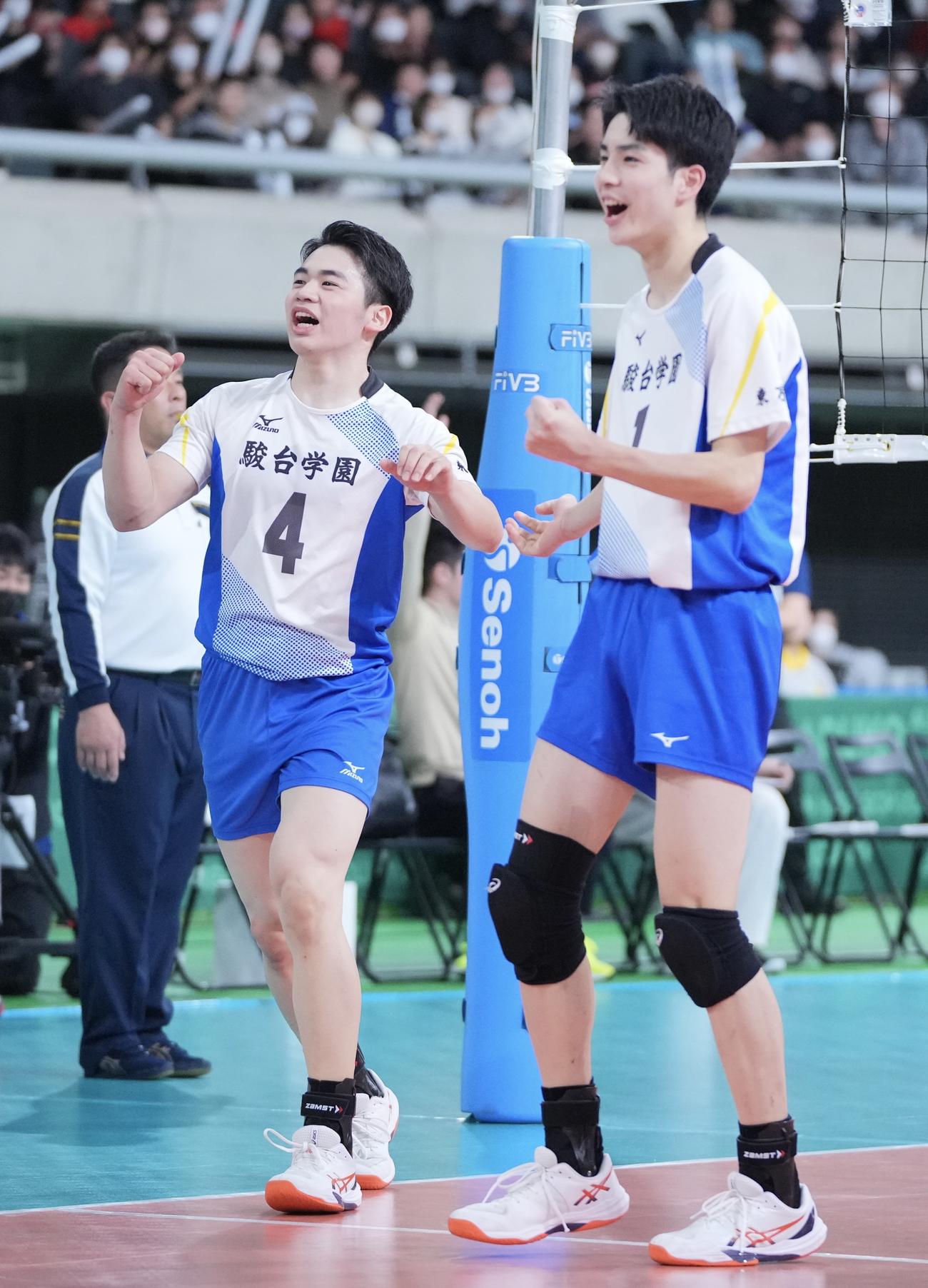 駿台学園対市尼崎　第3セット、スパイクを決め喜ぶ駿台学園・桜井（左）と川野（撮影・垰建太）
