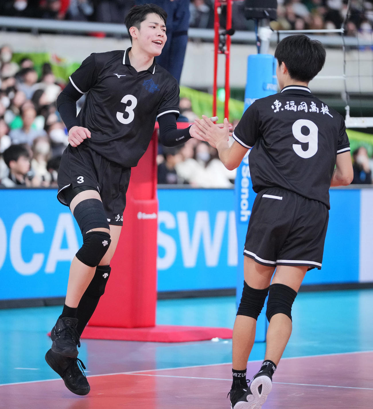 東福岡対東亜学園　第3セット、スパイクを決め雄たけびを上げる東福岡・松下（左）（撮影・垰建太）