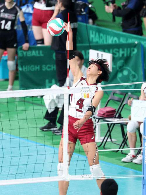 下北沢成徳対金蘭会　第3セット、スパイクを放つ下北沢成徳・イェーモン・ミャ（撮影・鈴木正人）