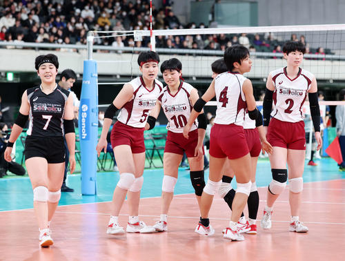 下北沢成徳対金蘭会　決勝進出を決めた下北沢成徳の選手たち（撮影・鈴木正人）
