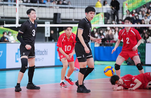 東福岡対東亜学園　第3セット、ブロックを決めガッツポーズする東福岡・松下（手前左）と照屋（撮影・垰建太）