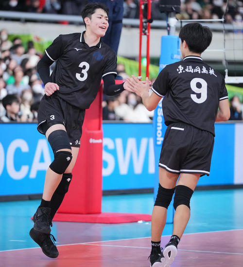 東福岡対東亜学園　第3セット、スパイクを決め雄たけびを上げる東福岡・松下（左）（撮影・垰建太）