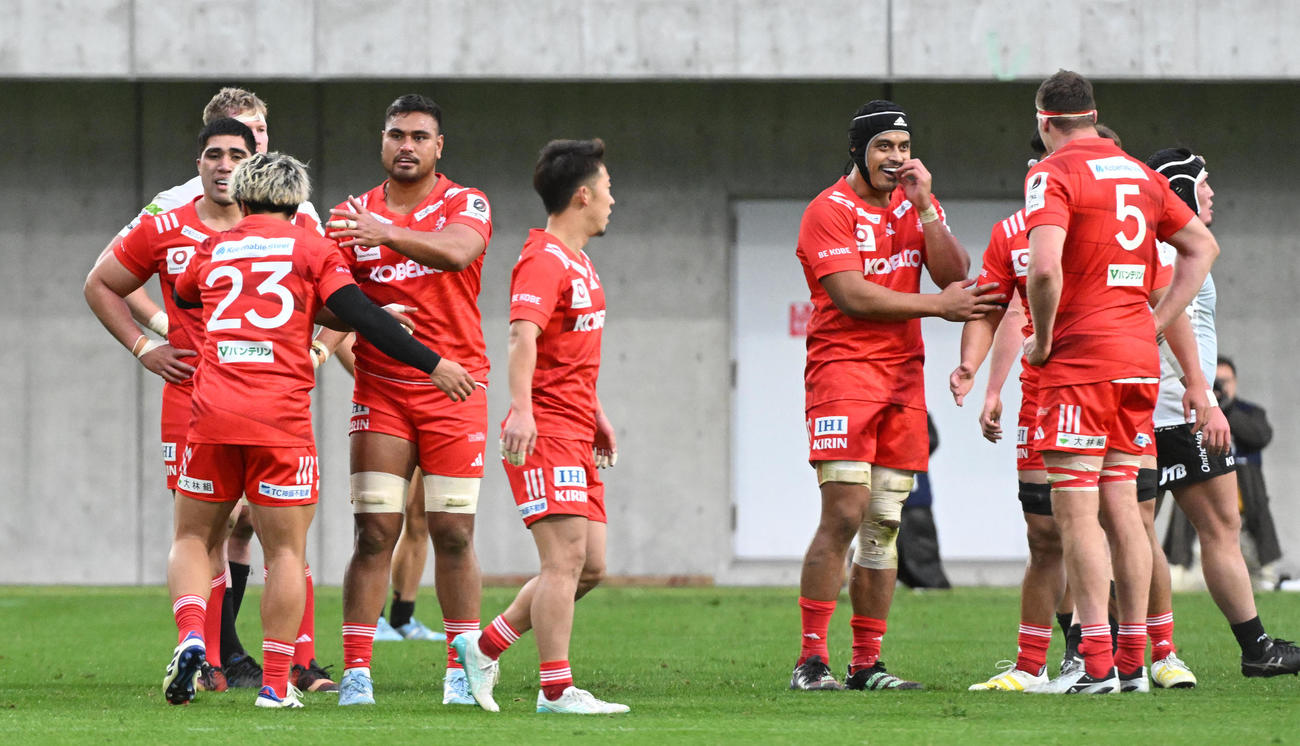 神戸対横浜　横浜に勝利、喜ぶ神戸フィフティーン（撮影・前岡正明）