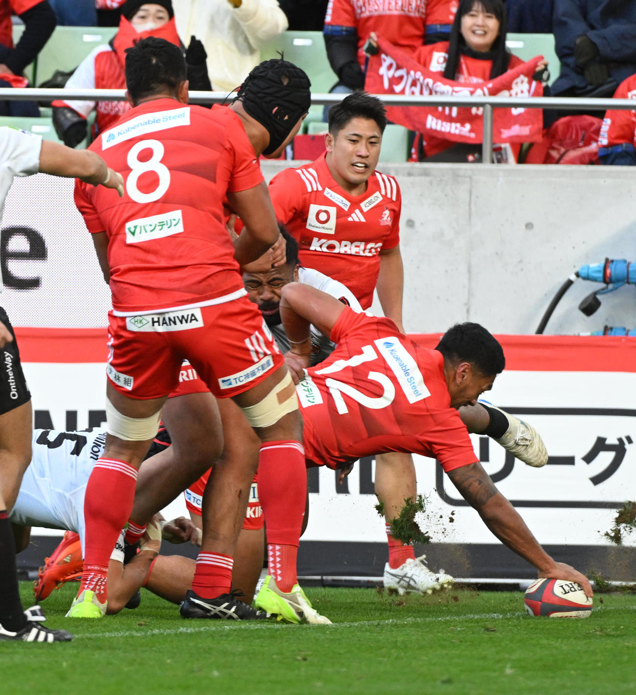 神戸対横浜　前半、トライを決めた神戸ラファエレ・ティモシー（撮影・前岡正明）