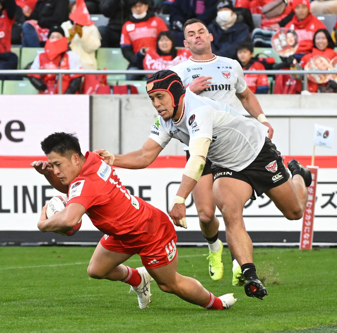 神戸対横浜　前半、トライを決めた神戸・松永（撮影・前岡正明）