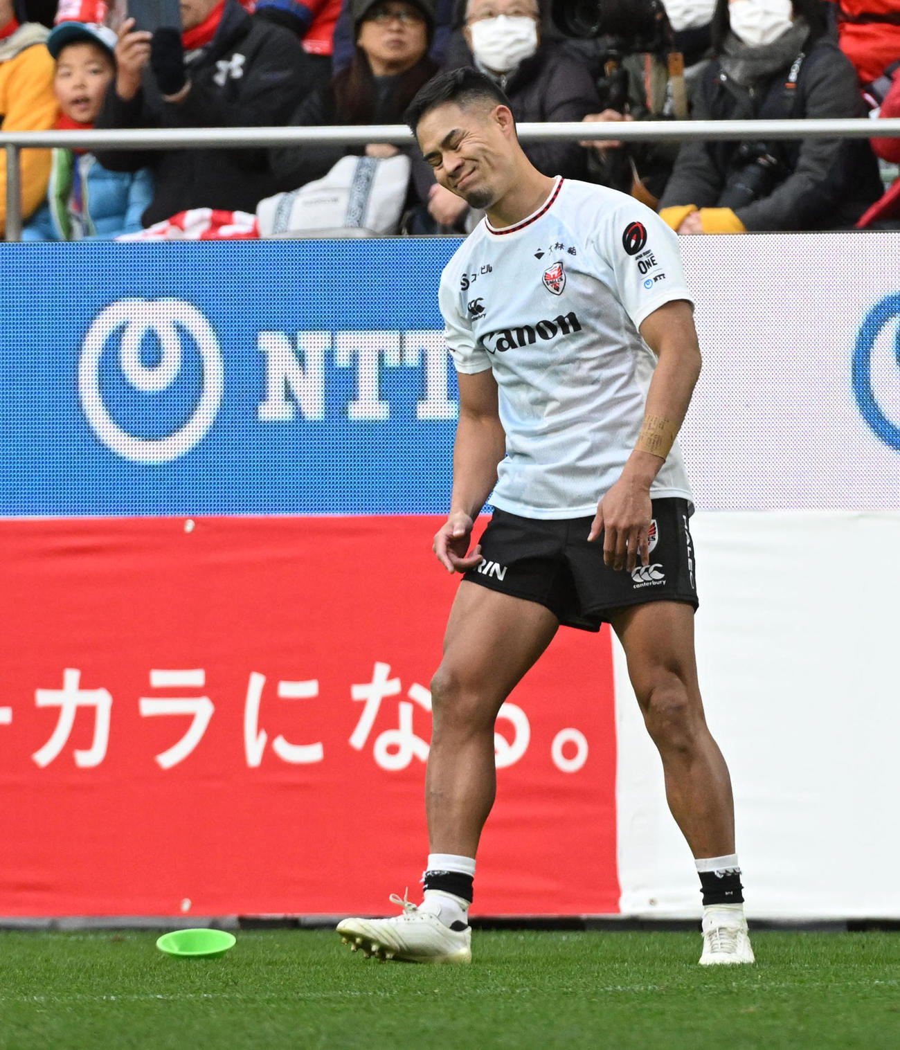 神戸対横浜　後半、ゴールを外す横浜・田村（撮影・前岡正明）
