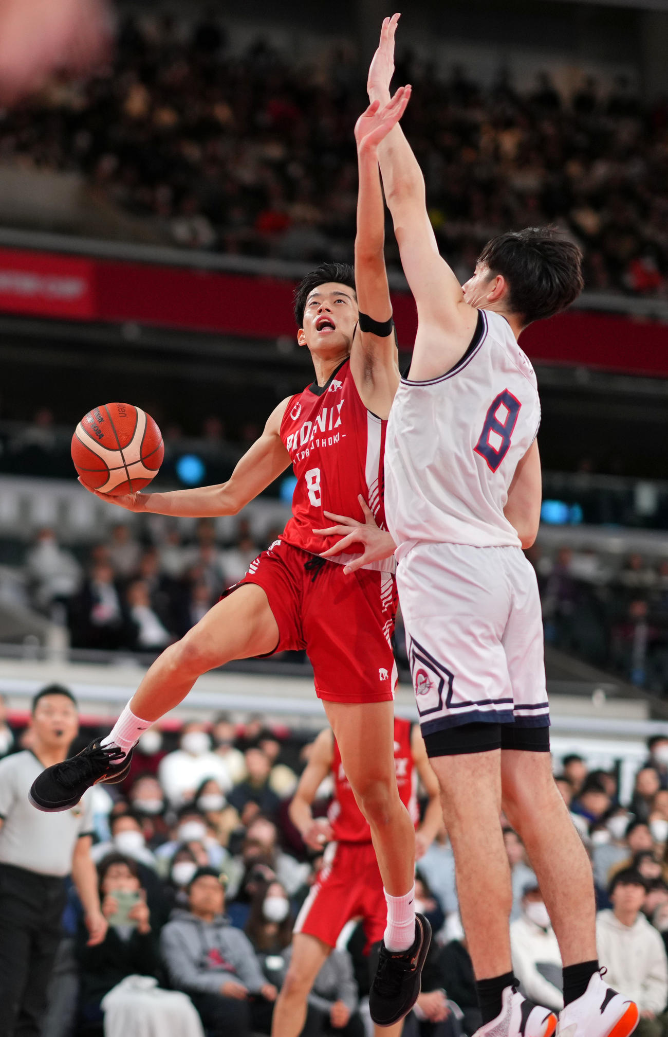 福岡大大濠対鳥取城北　第4Q、攻め込む鳥取城北・新谷（左）（撮影・横山健太）