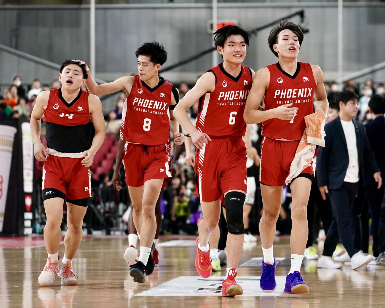 福岡大大濠対鳥取城北　試合を終え引きあげる鳥取城北の選手たち（撮影・横山健太）