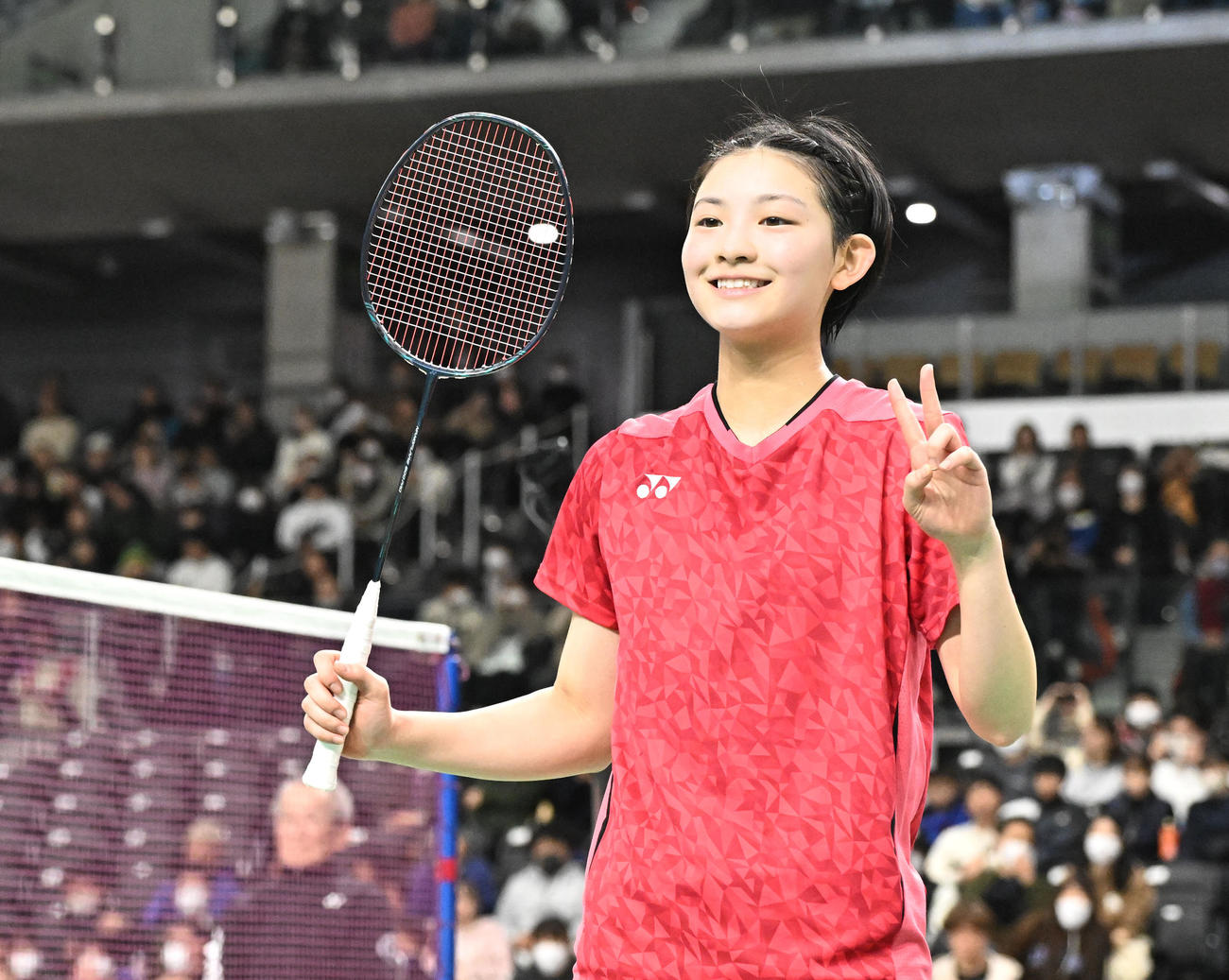 女子シングルス準決勝　決勝進出を決め、ピースサインで写真撮影に応じる宮崎（撮影・千葉一成）