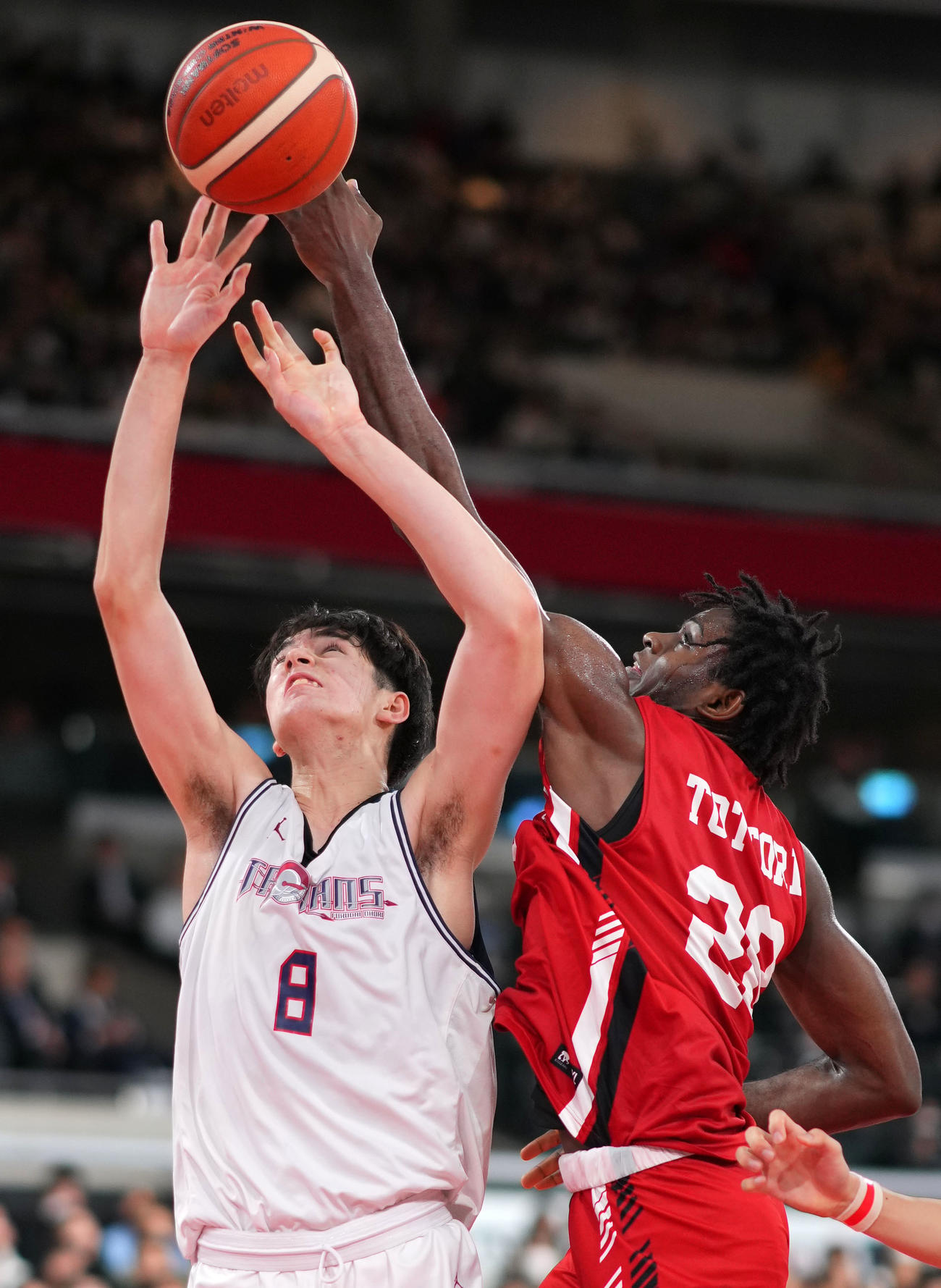 福岡大大濠対鳥取城北　第3Q、競り合う福岡大大濠・渡辺。右はハロルド・アズカ（撮影・横山健太）