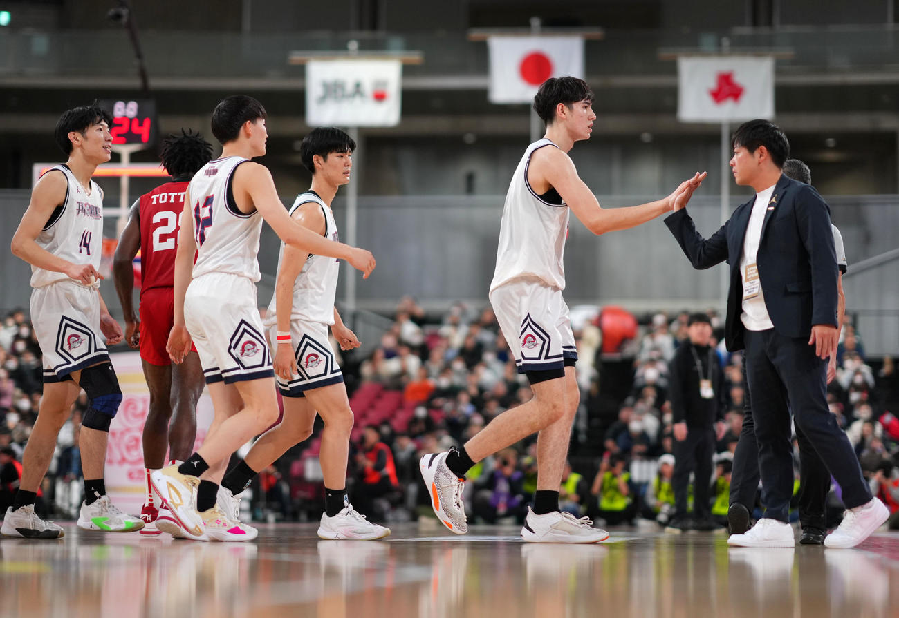 福岡大大濠対鳥取城北　第2Qを終えタッチを交わす福岡大大濠・片峰監督（右）と渡辺（同2人目）（撮影・横山健太）