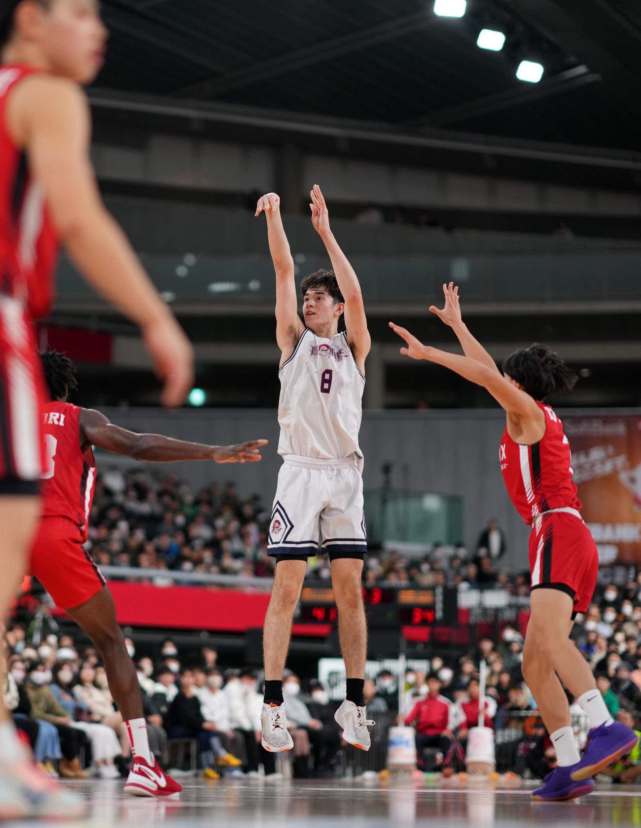 福岡大大濠対鳥取城北　第2Q終了直前、3点シュートを決める福岡大大濠・渡辺（撮影・横山健太）