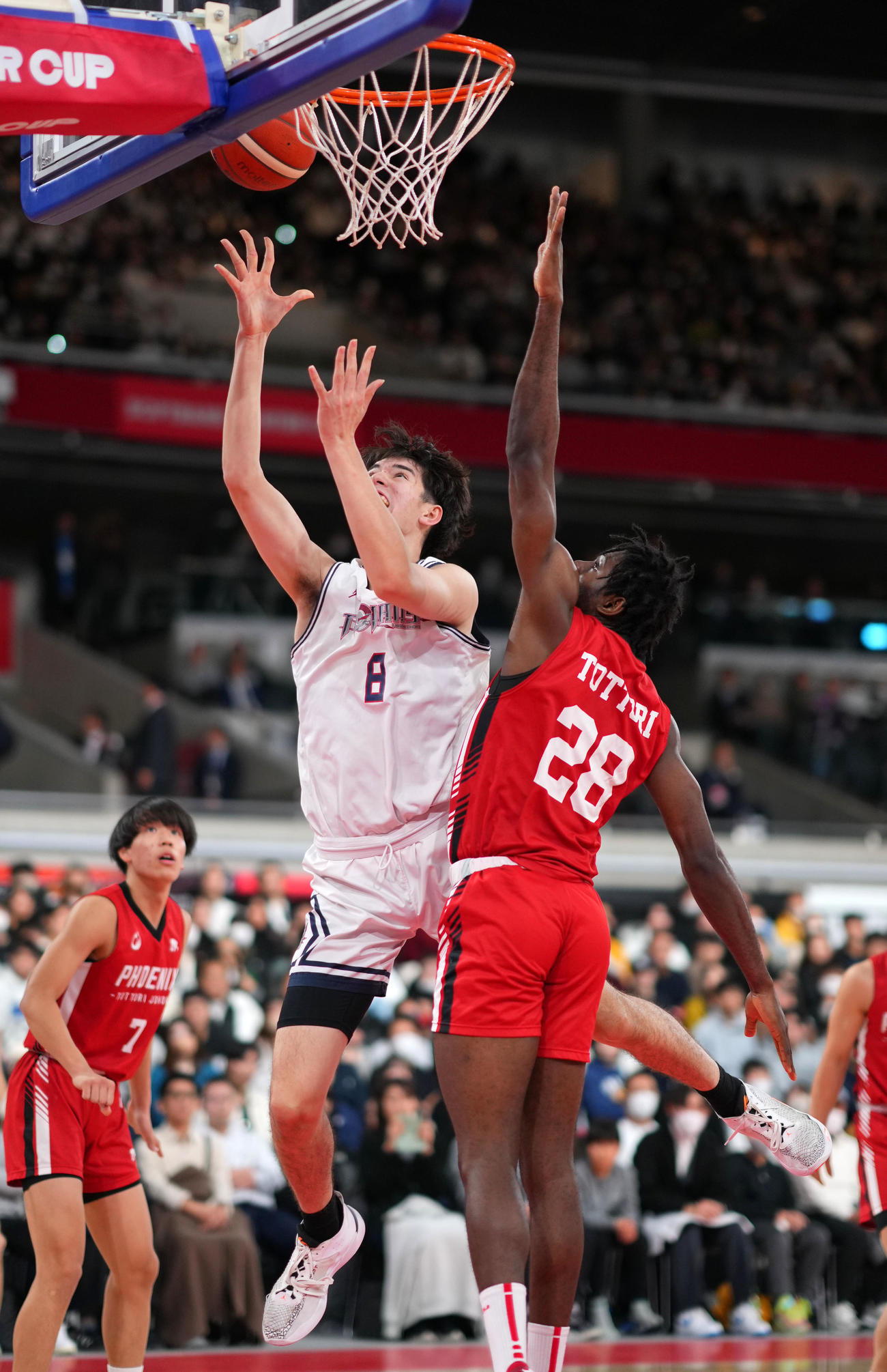 福岡大大濠対鳥取城北　第1Q、ゴールを決める福岡大大濠・渡辺。右はハロルド・アズカ（撮影・横山健太）