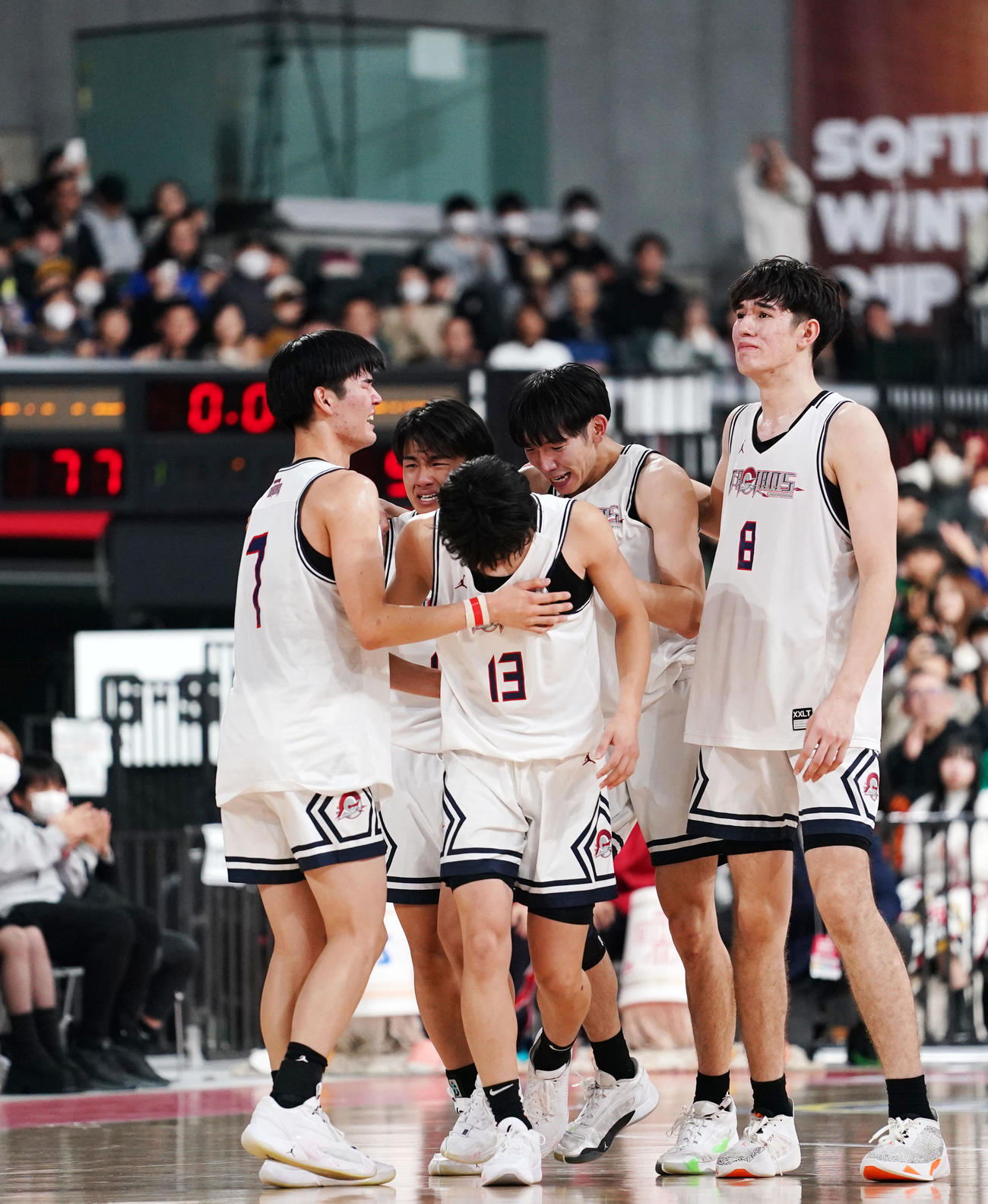 福岡大大濠対鳥取城北　優勝を果たし涙を流す福岡大大濠の選手たち（撮影・横山健太）