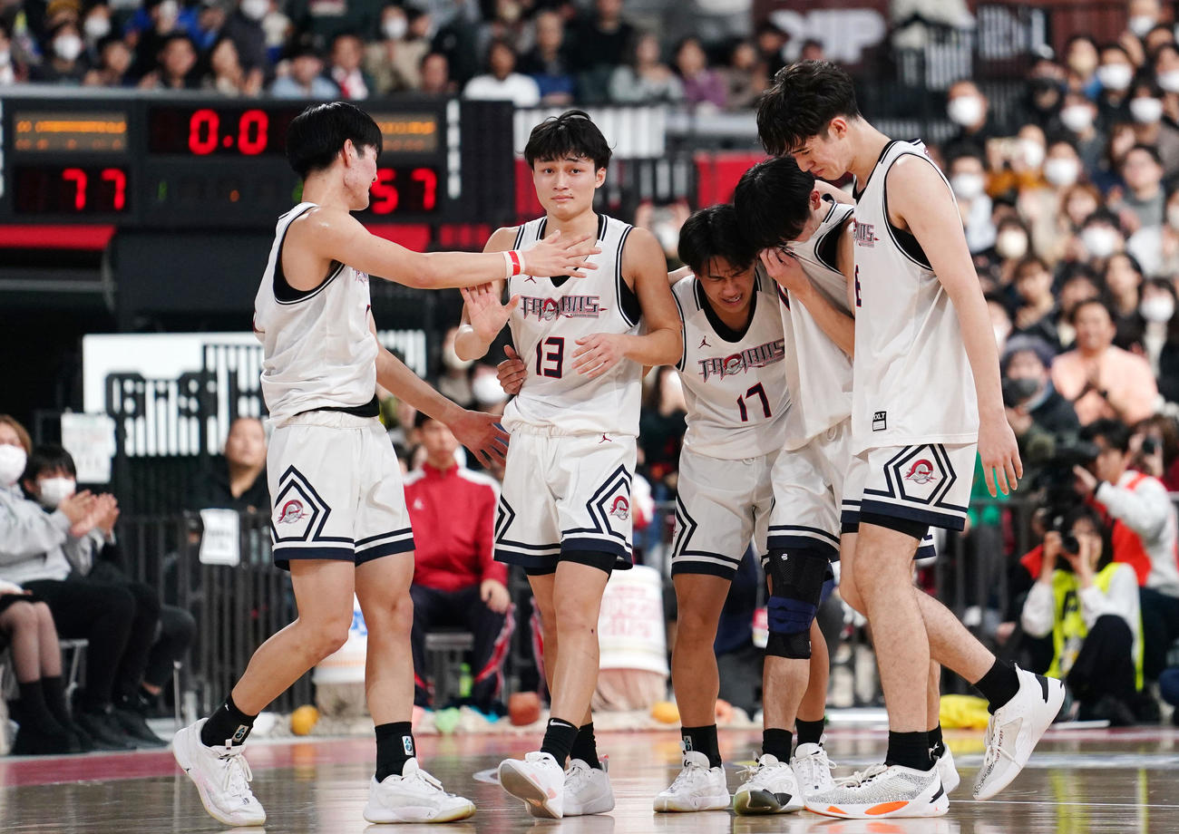福岡大大濠対鳥取城北　優勝を果たし涙を流す福岡大大濠の選手たち（撮影・横山健太）