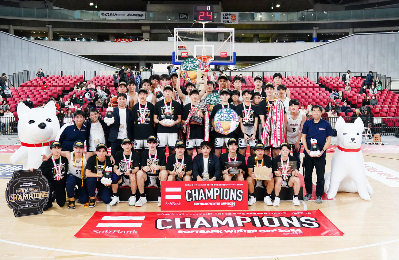 福岡大大濠対鳥取城北　優勝を果たした福岡大大濠の選手たち（撮影・横山健太）