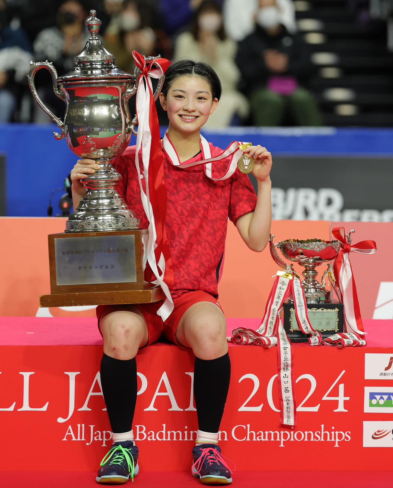 女子シングルスで優勝し喜ぶ宮崎（撮影・野上伸悟）