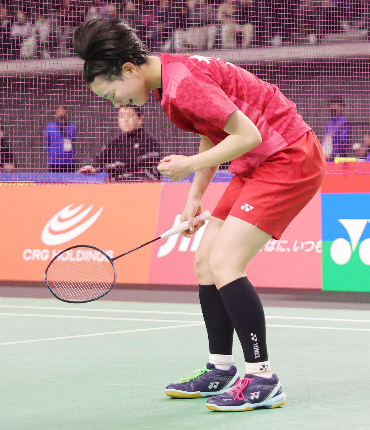 女子シングルスで優勝し喜ぶ宮崎（撮影・野上伸悟）