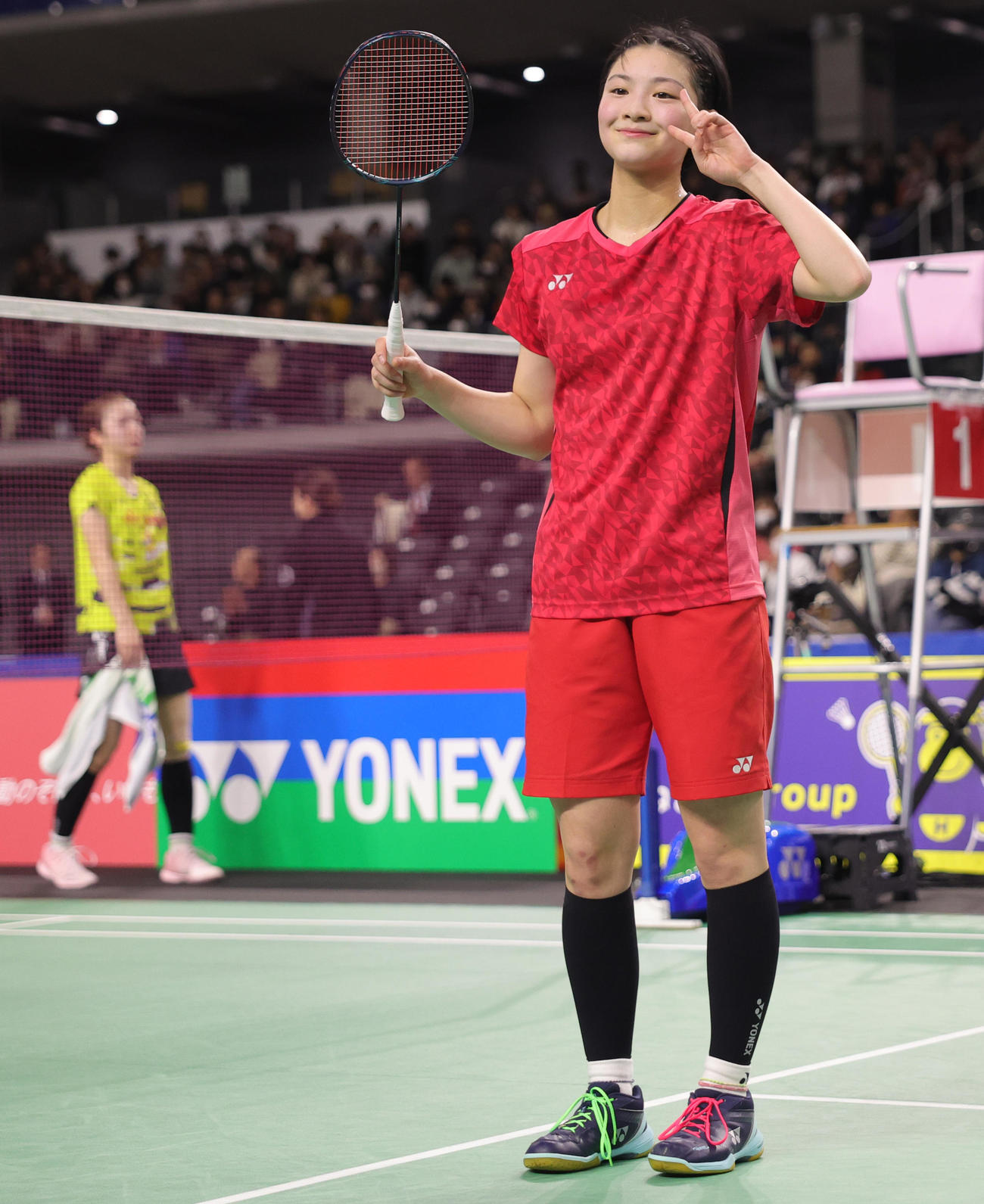 女子シングルスで優勝し喜ぶ宮崎（撮影・野上伸悟）