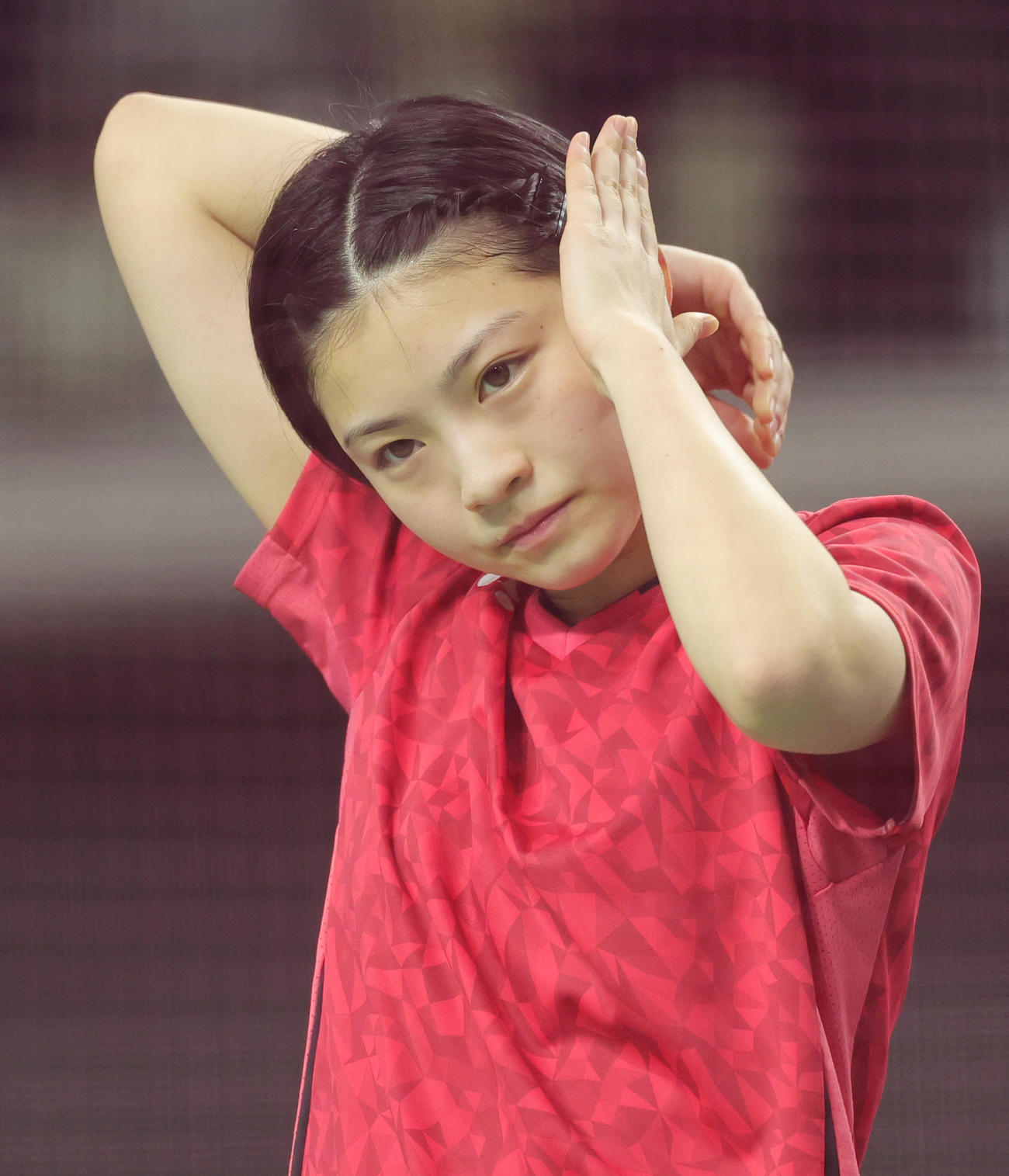 女子シングルス決勝で、試合前に髪をピンでまとめる宮崎友花（撮影・野上伸悟）