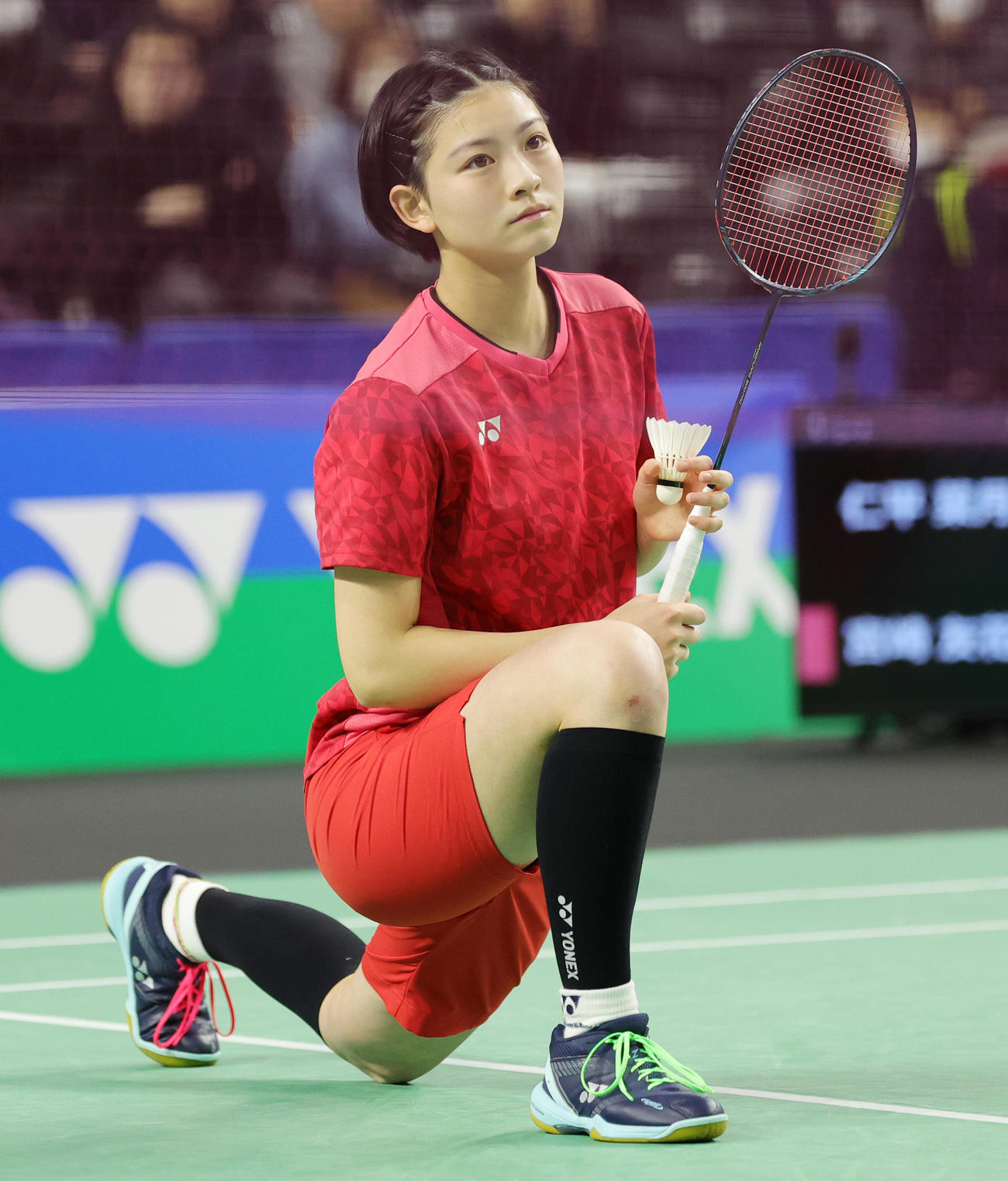 女子シングルス決勝で、試合前にストレッチする宮崎（撮影・野上伸悟）