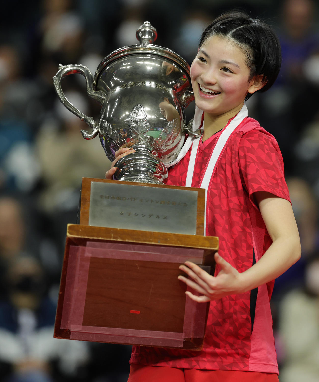女子シングルスで優勝し喜ぶ宮崎（撮影・野上伸悟）