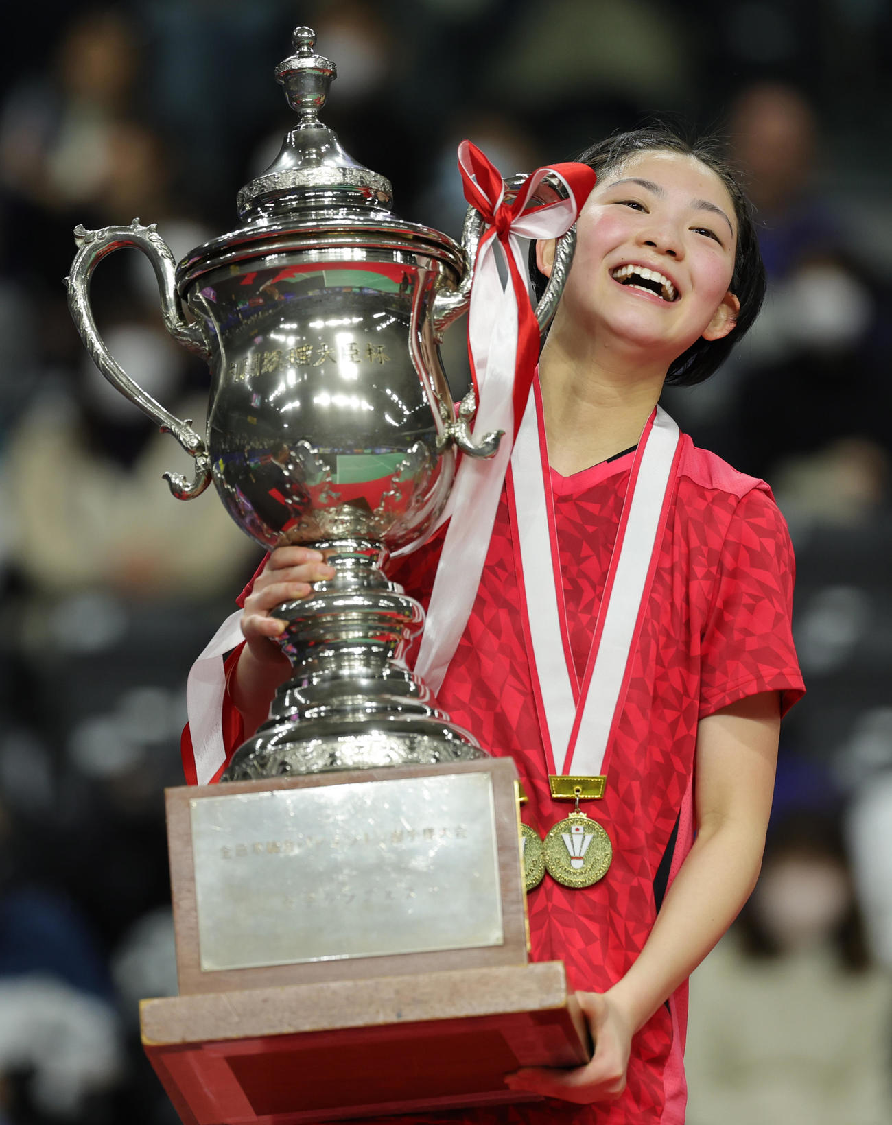 女子シングルスで優勝し喜ぶ宮崎（撮影・野上伸悟）
