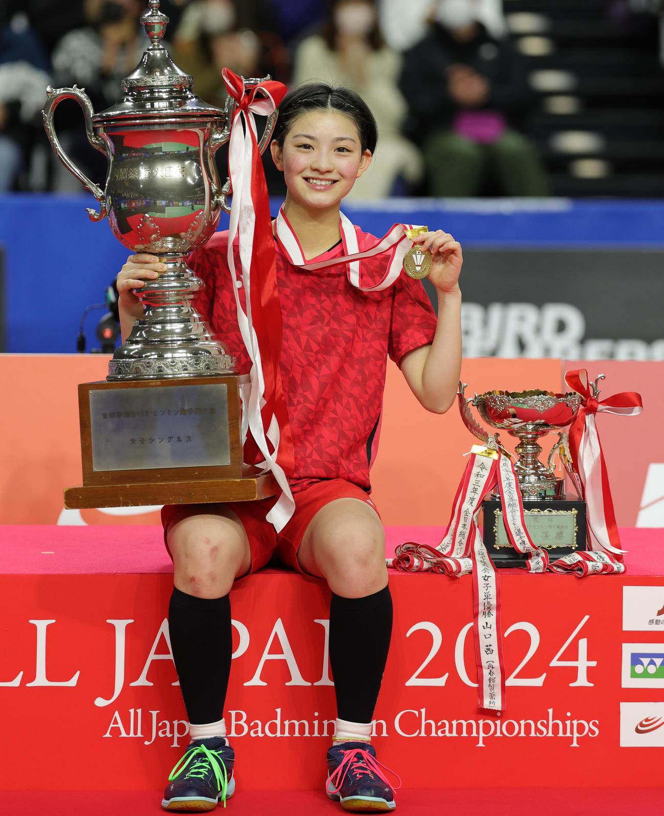 女子シングルスで優勝し喜ぶ宮崎（撮影・野上伸悟）