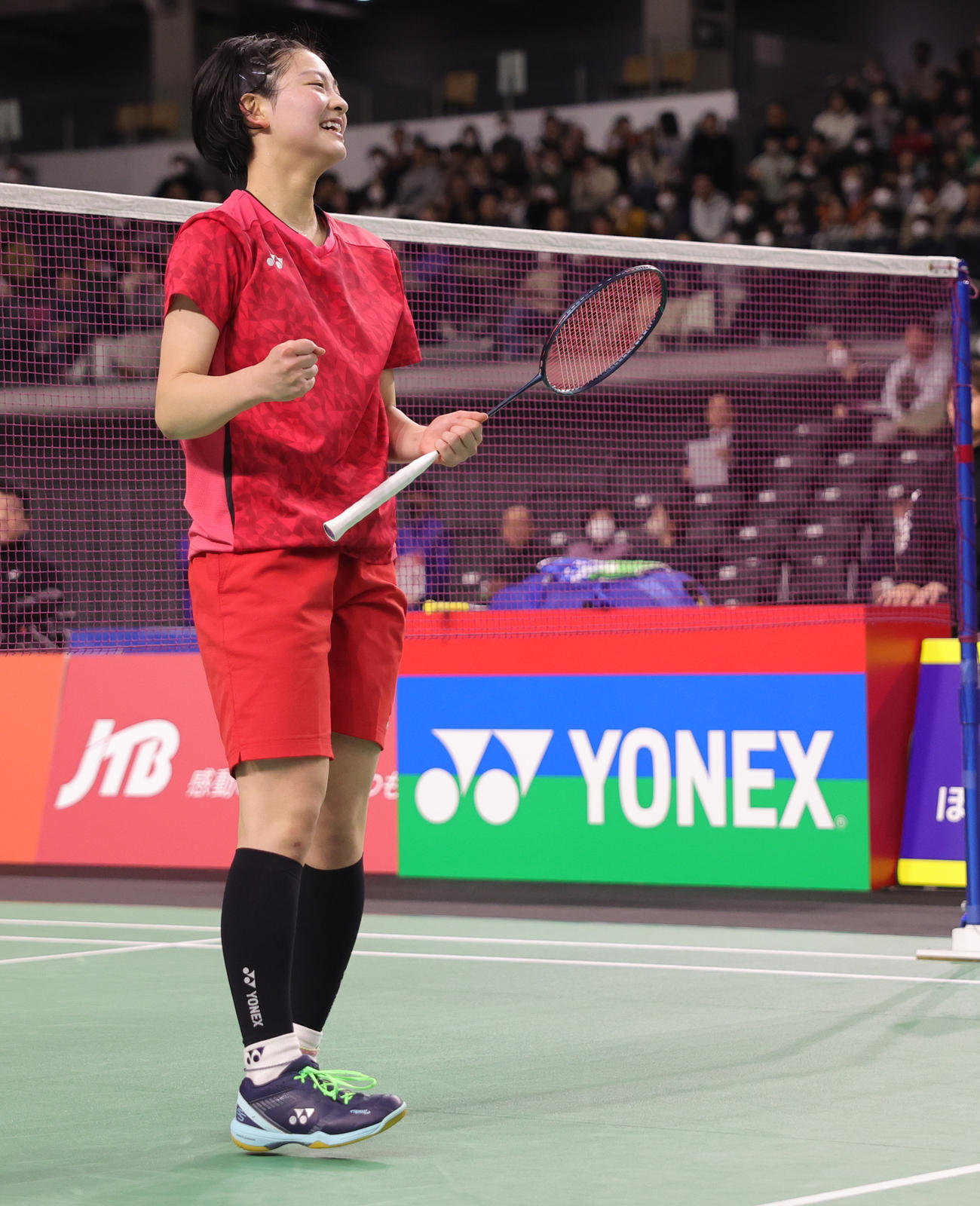 女子シングルスで優勝し喜ぶ宮崎（撮影・野上伸悟）