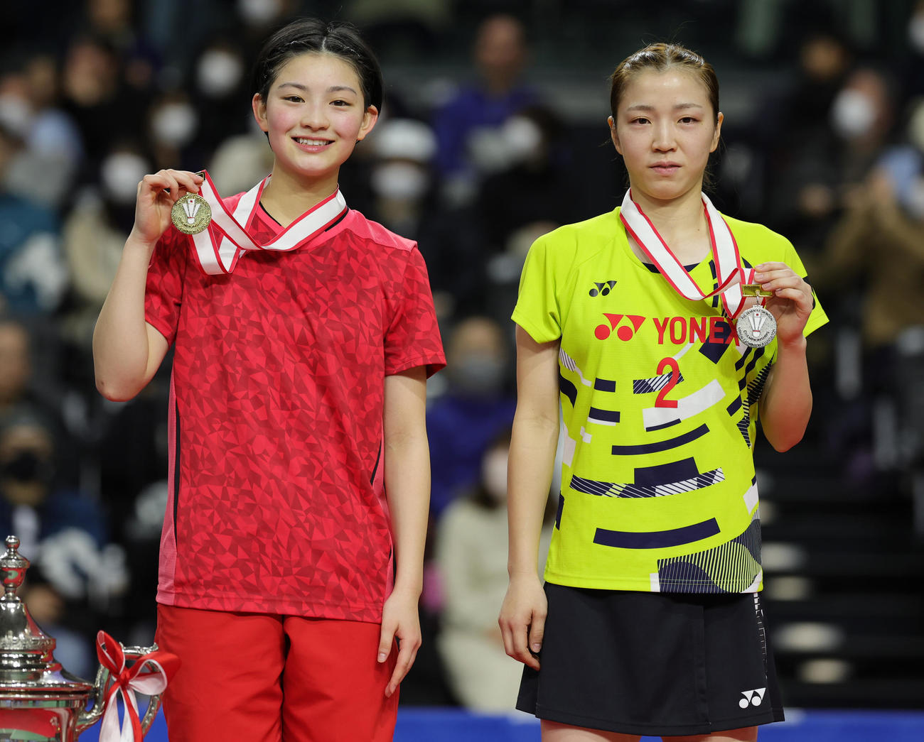 女子シングルスで優勝した宮崎（左）と準優勝の仁平（撮影・野上伸悟）