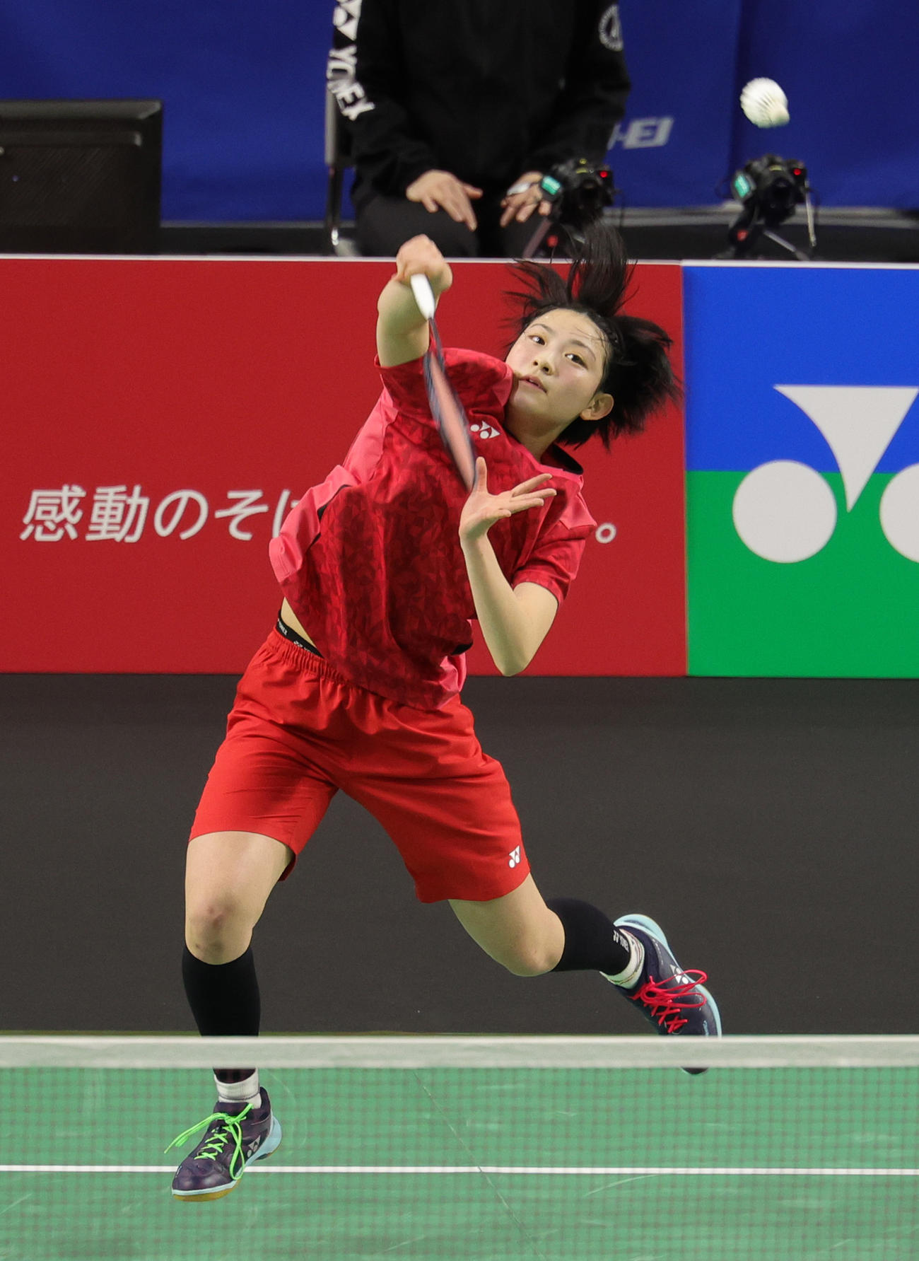 女子シングルス決勝で仁平と戦う宮崎（撮影・野上伸悟）
