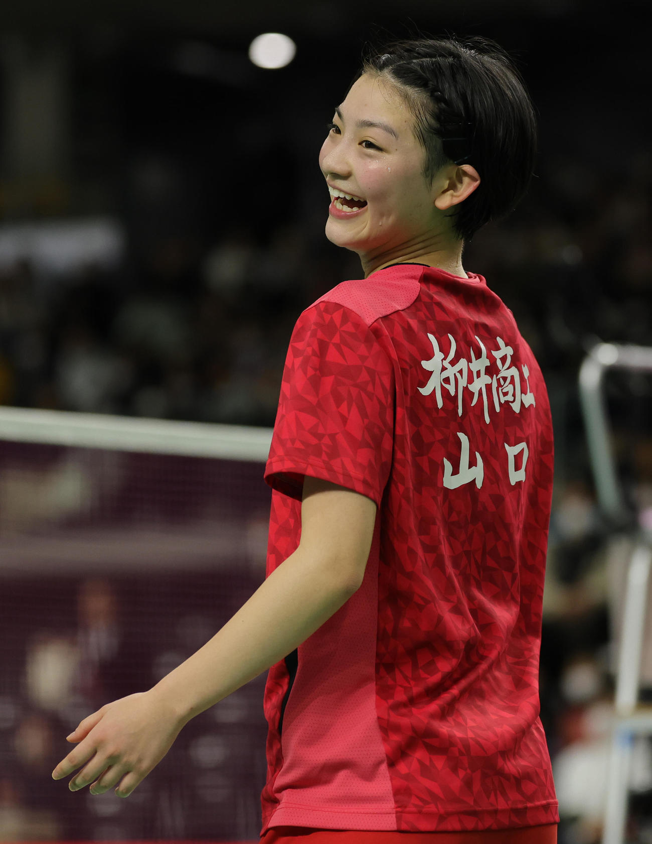 女子シングルスで優勝し喜ぶ宮崎（撮影・野上伸悟）