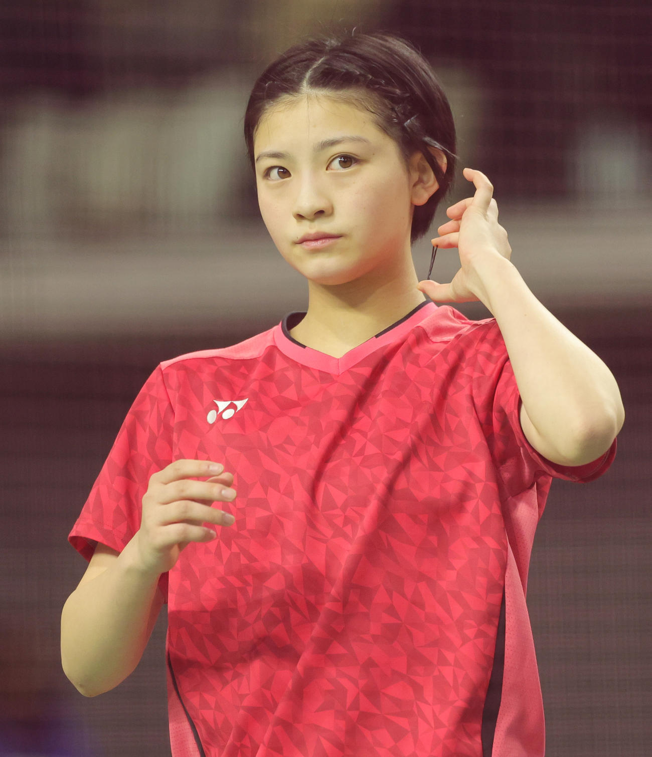 女子シングルス決勝で、試合前に髪をピンでまとめる宮崎友花（撮影・野上伸悟）