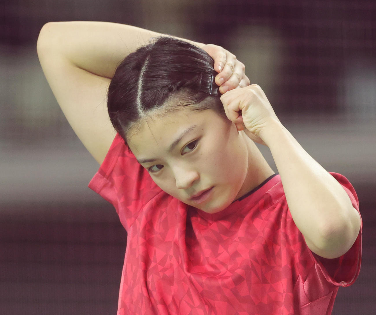 女子シングルス決勝で、試合前に髪をピンでまとめる宮崎友花（撮影・野上伸悟）