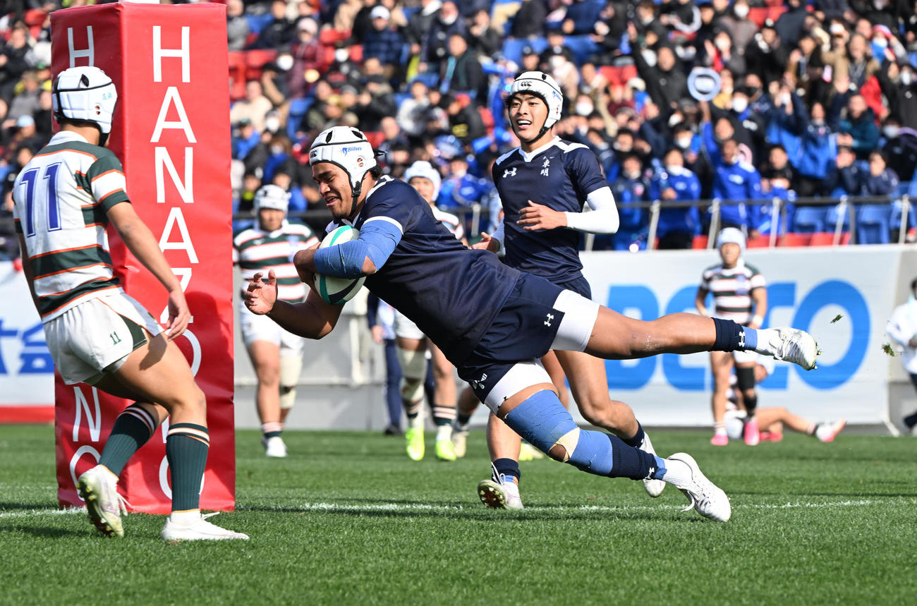 大分東明対高鍋　後半、左に展開した大分東明は最後、ガロヴィ・イオセフォ（撮影・和賀正仁）