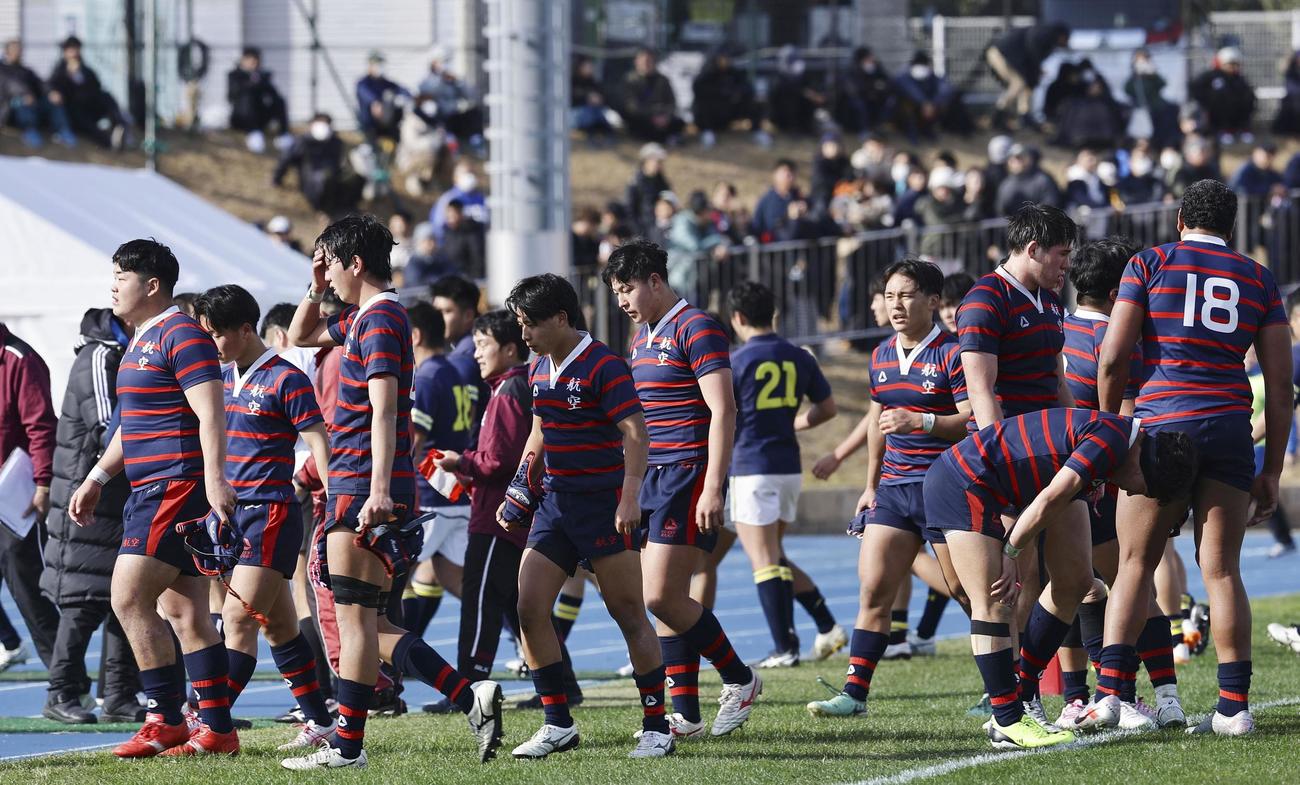 国学院久我山に敗れ、肩を落とす日本航空石川の選手たち（共同）