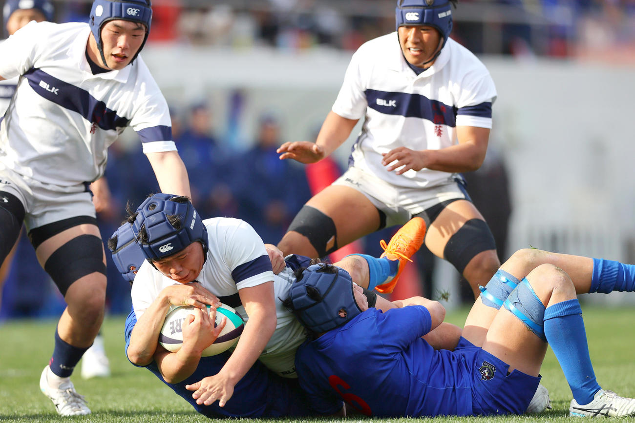 大阪桐蔭対長崎北陽台　後半、大阪桐蔭・原（手前）がタックルを受けながらトライを決める（撮影・上山淳一）