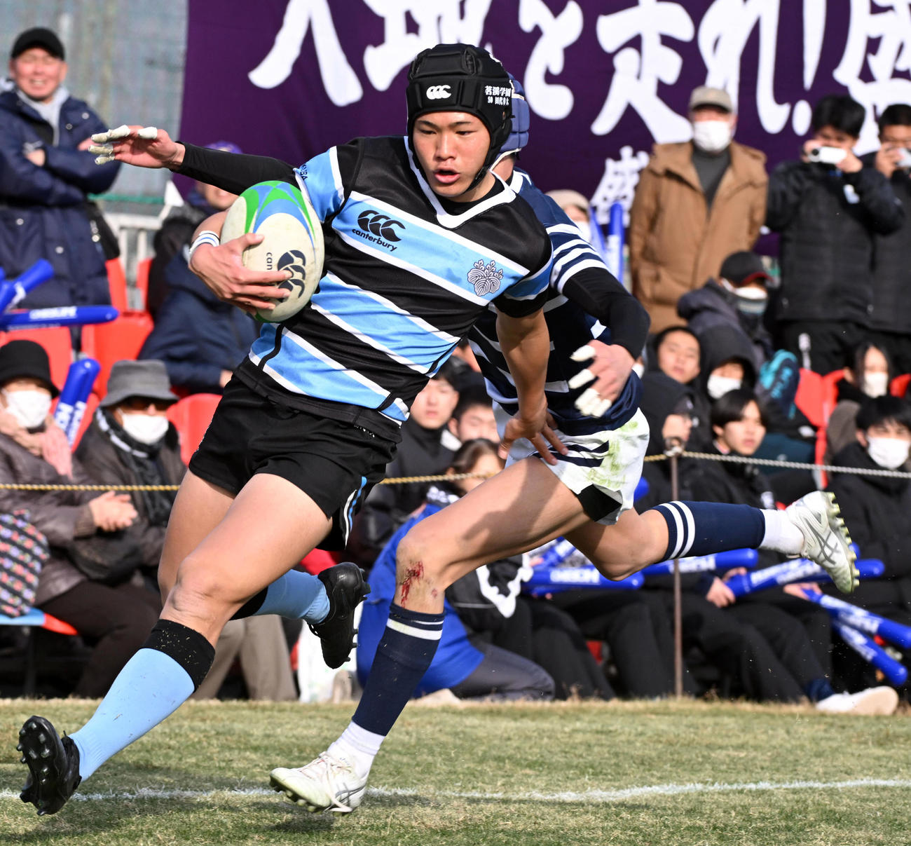 盛岡工対茗渓学園　後半、茗渓学園・田代が盛岡工ディフェンスを振り切りトライ（撮影・前岡正明）